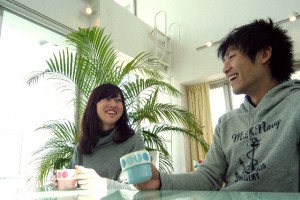 カフェでデートする男女