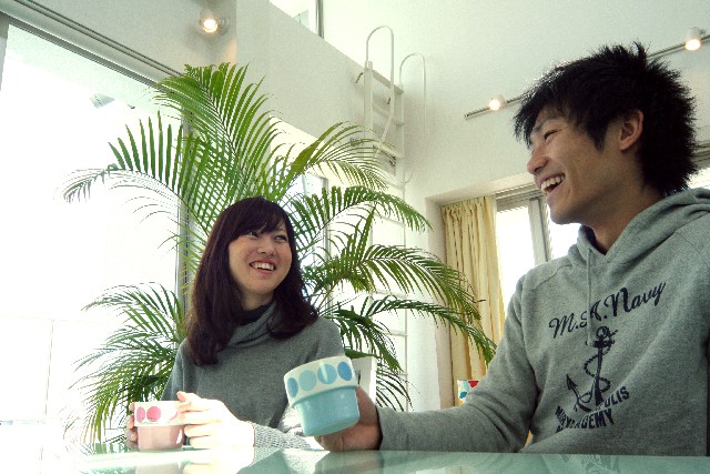 カフェでデートする男女