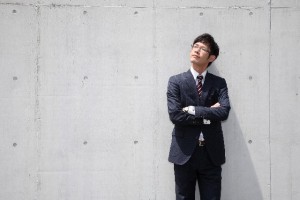 見上げる会社員