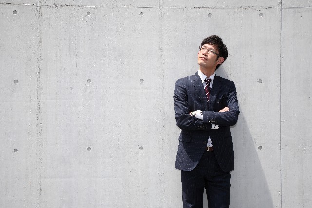 見上げる会社員