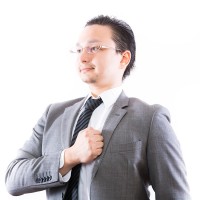 胸を張る会社員